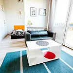 6Th Floor Modern Apartment With French Balcony And City Views