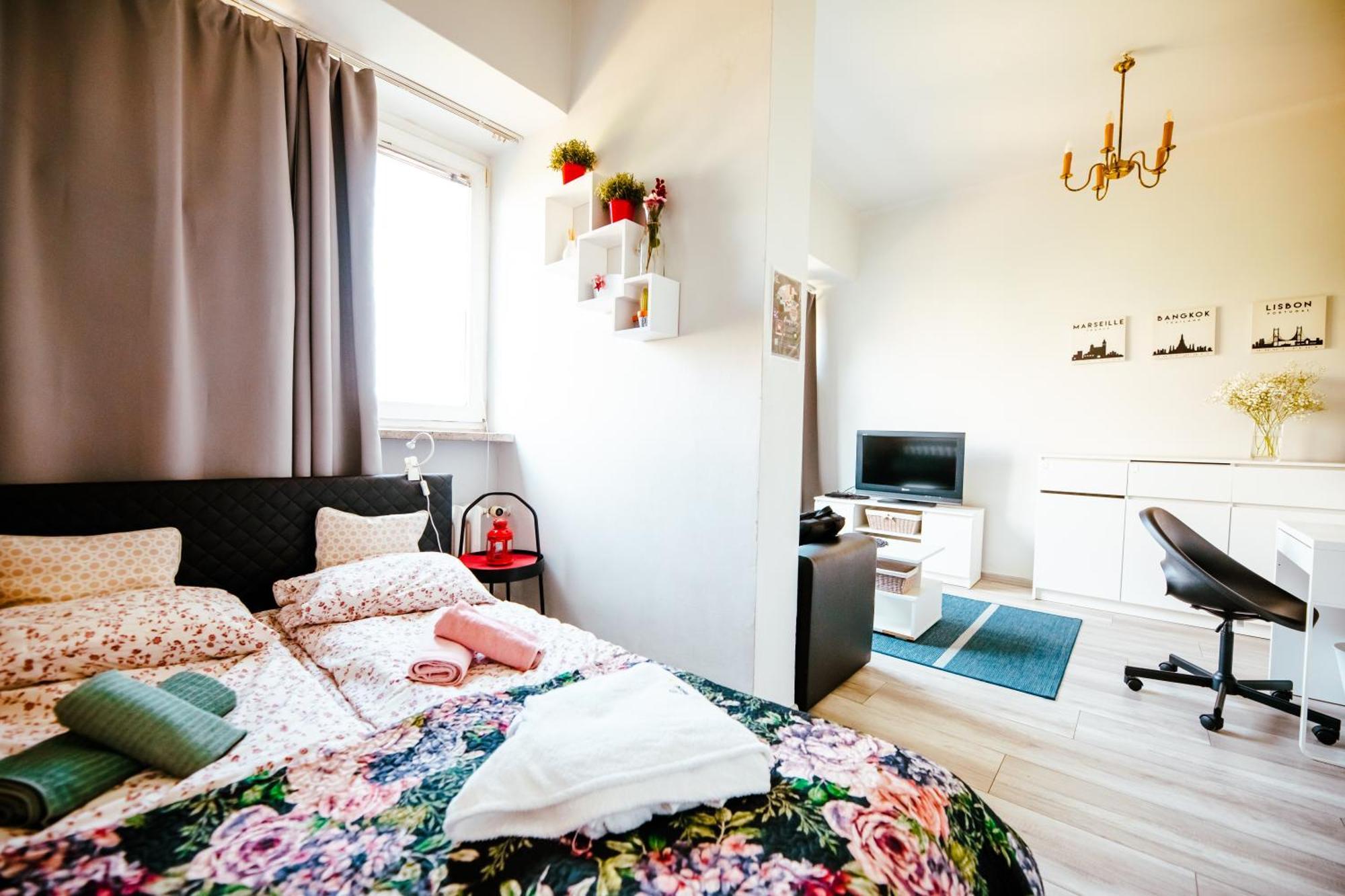 6th Floor Modern With French Balcony And Views Warszawa